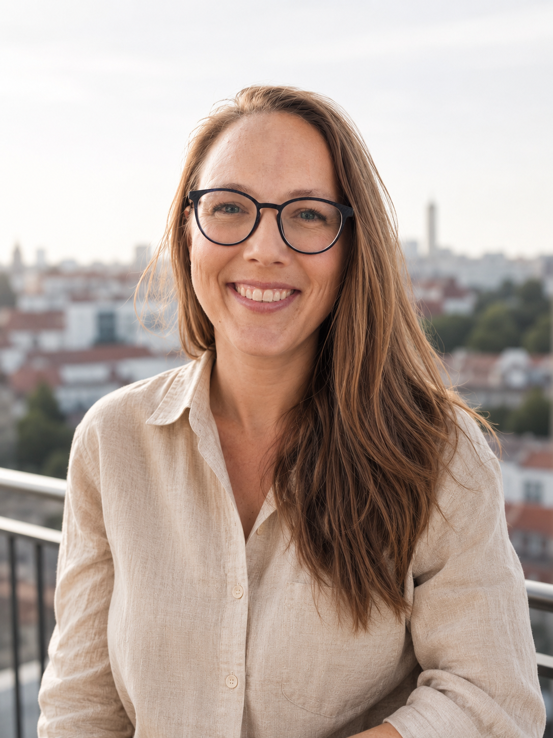 Linda Müller im Portrait, im Freien bei goldenem Licht