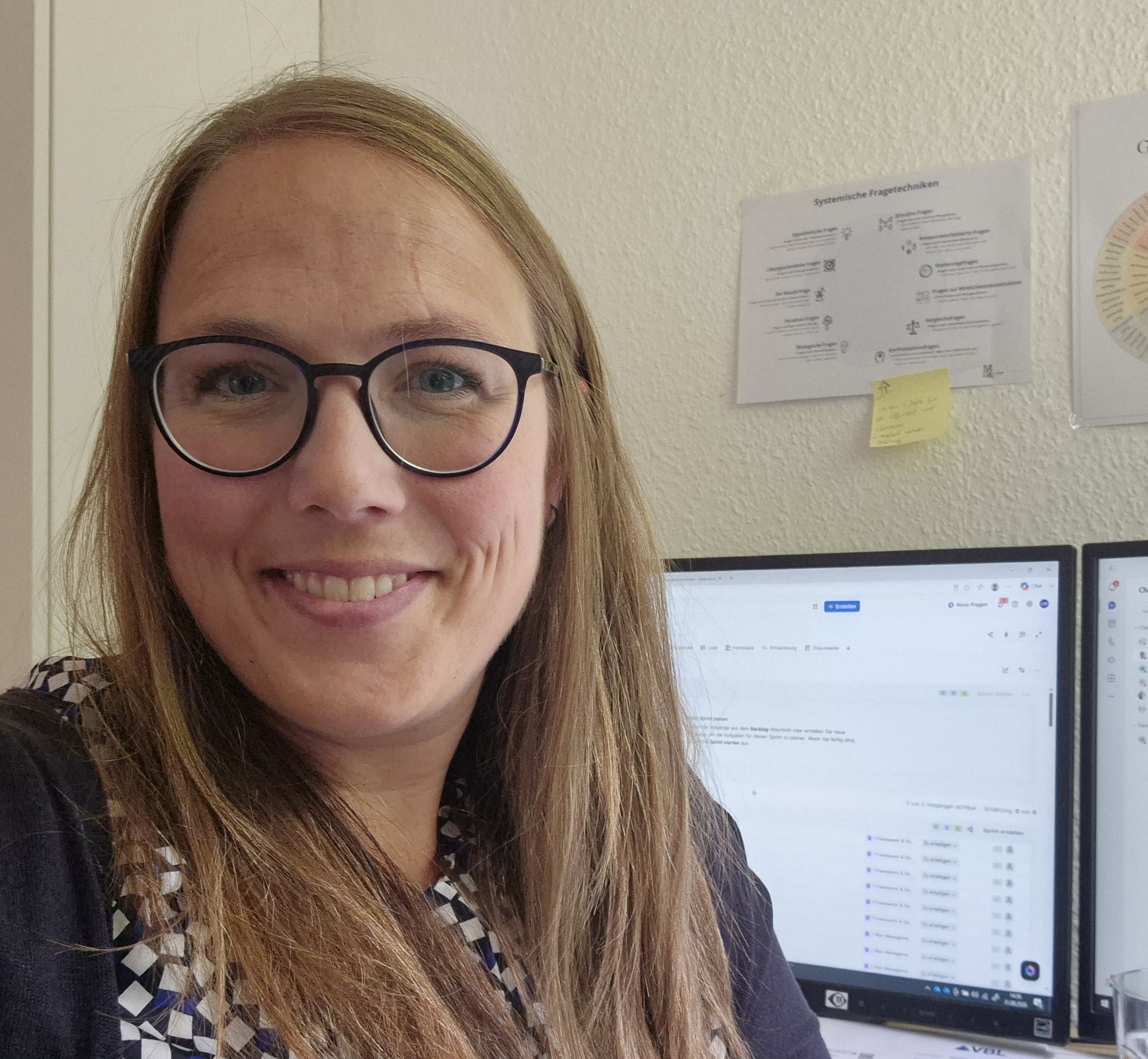 Linda Müller am Schreibtisch mit einem Jira-Board auf dem Bildschirm