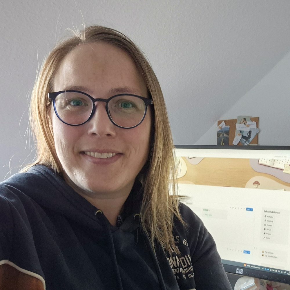Linda Müller am Schreibtisch mit Notion auf dem Bildschirm