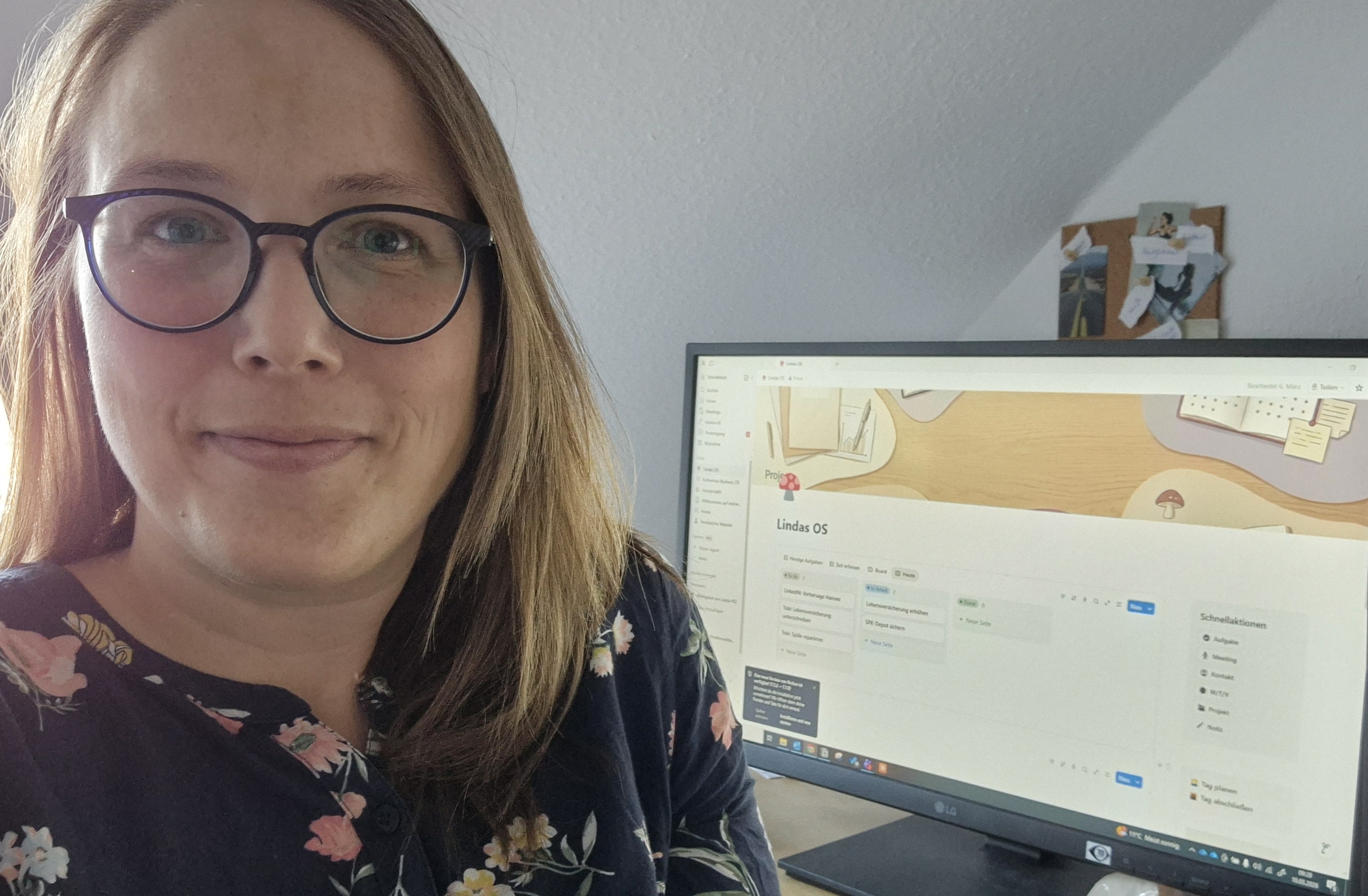 Linda Müller am Schreibtisch mit ihrer Notion-Seite „Lindas OS