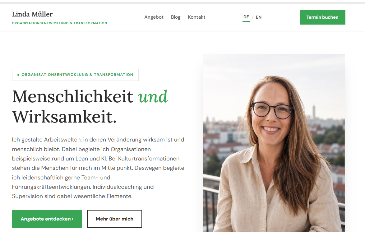 Screenshot der ersten Version der Linda-Müller-Website mit dem Hero-Bereich „Menschlichkeit und Wirksamkeit